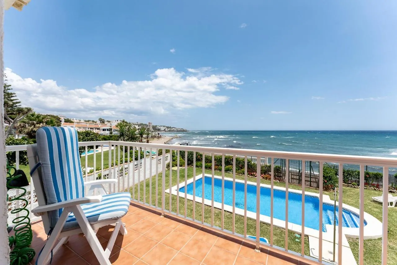 Beachfront Villa Mijas: 4-Bedroom Retreat with Private Pool Sitio de Calahonda