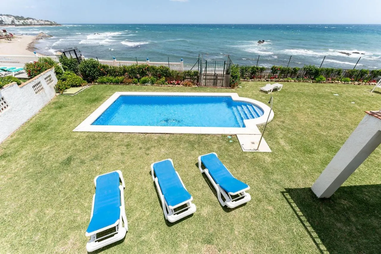 Beachfront Villa Mijas: 4-Bedroom Retreat with Private Pool Sitio de Calahonda