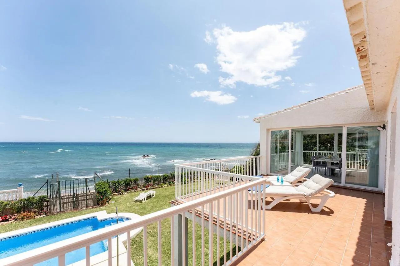 Beachfront Villa Mijas: 4-Bedroom Retreat with Private Pool Sitio de Calahonda