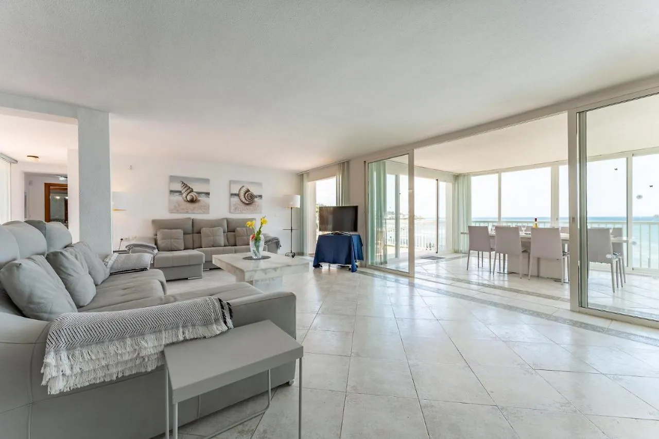 Beachfront Villa Mijas: 4-Bedroom Retreat with Private Pool Sitio de Calahonda