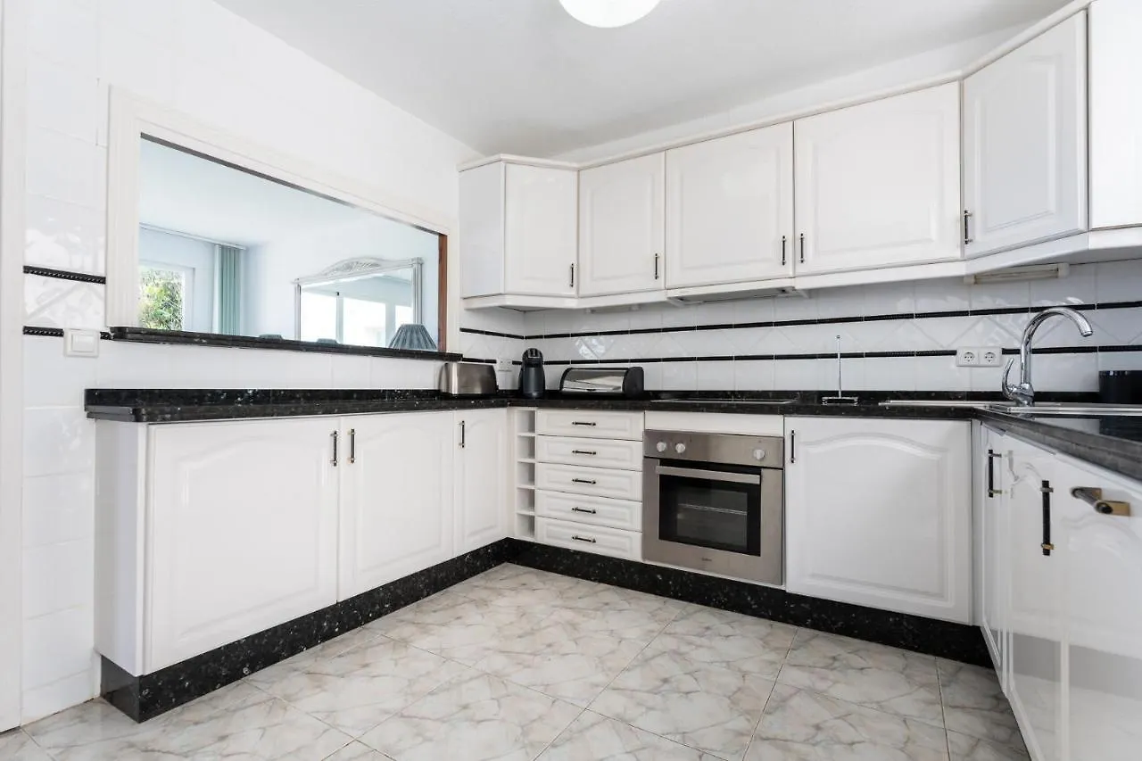 Beachfront Villa Mijas: 4-Bedroom Retreat with Private Pool Sitio de Calahonda