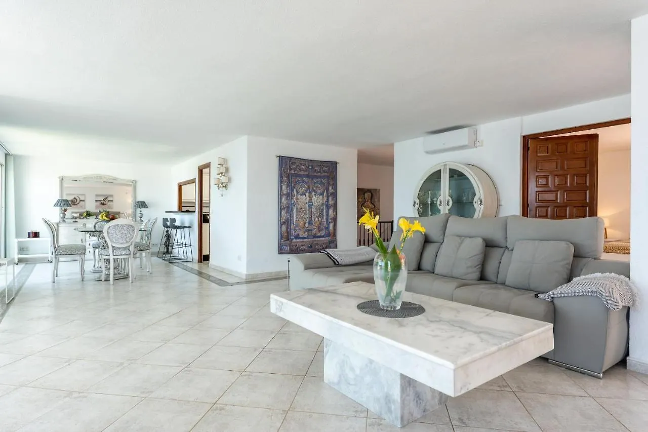 Beachfront Villa Mijas: 4-Bedroom Retreat with Private Pool Sitio de Calahonda