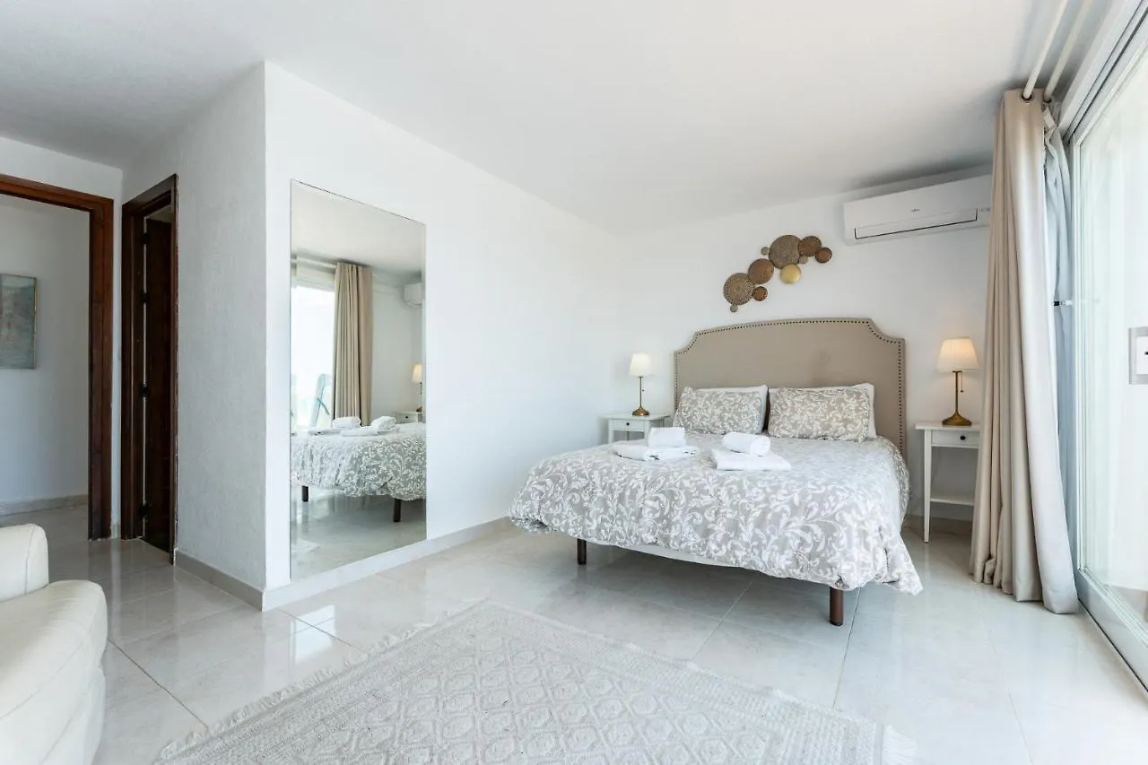 Beachfront Villa Mijas: 4-Bedroom Retreat with Private Pool Sitio de Calahonda