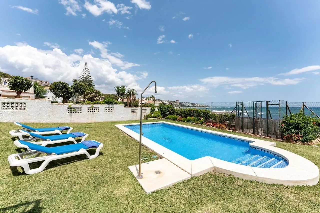 Beachfront Villa Mijas: 4-Bedroom Retreat with Private Pool Sitio de Calahonda