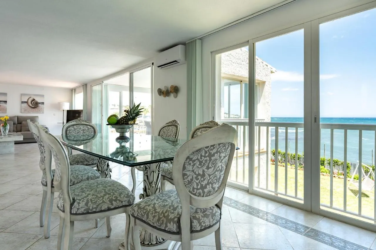 Beachfront Villa Mijas: 4-Bedroom Retreat with Private Pool Sitio de Calahonda